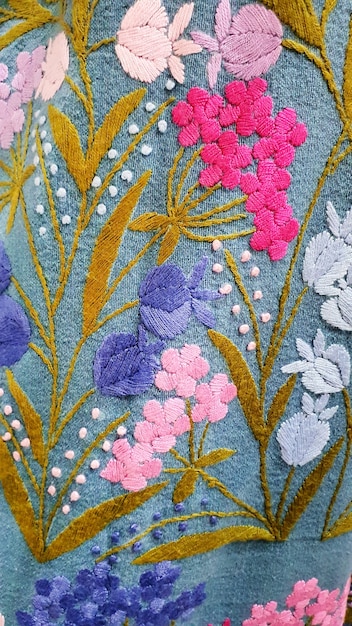 Zbliżenie na haft z kwiatowym wzorem
